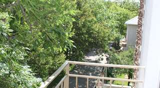 Гостиница Guest House Y Tamara Анапа Двухместный номер с 2 отдельными кроватями и дополнительной кроватью-3